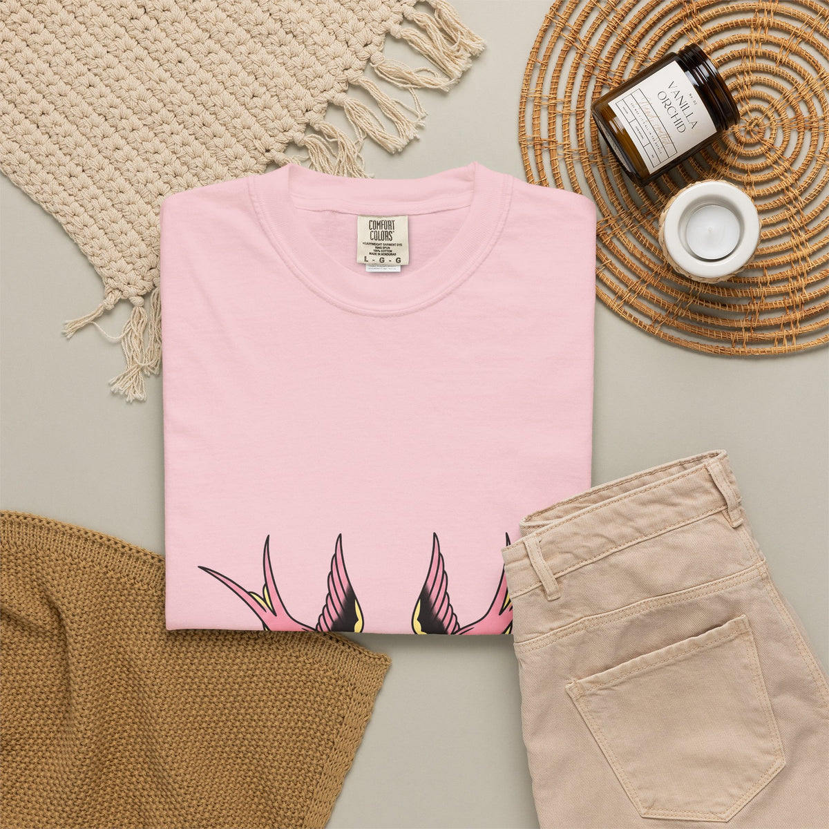 Swallow Birds T-Shirt Cute Wildlife Gift Women Old School T-Shirt Swallows T-Shirt Adorable Fan Vintage T-Shirt Animal Graphic Retro Wings T-Shirt