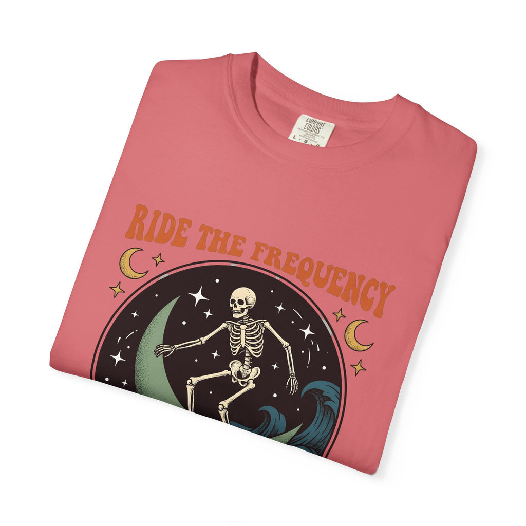 Skeleton Wave Riding Surfing Universe Gift Nostalgic Surfing Surfer Surf Enthusiast Retro Galaxy Classic T-Shirt