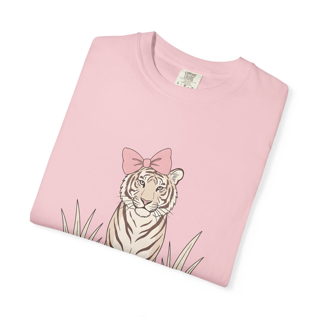 Tiger Bow Cute Animal Gift Minimalist Ribbon Adorable Fan Simple Wildlife Hand Drawn Grass T-Shirt