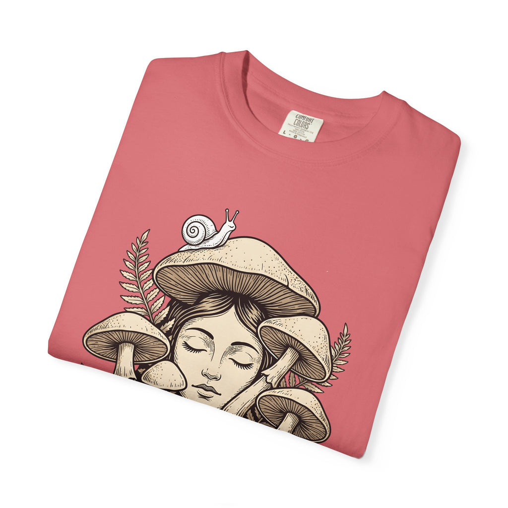 Mushroom Woman T-Shirt Boho Chic Nature Gift Women Line Art T-Shirt Fungus T-Shirt Hippie Fan Minimalist T-Shirt Earth Graphic Vintage Snail T-Shirt