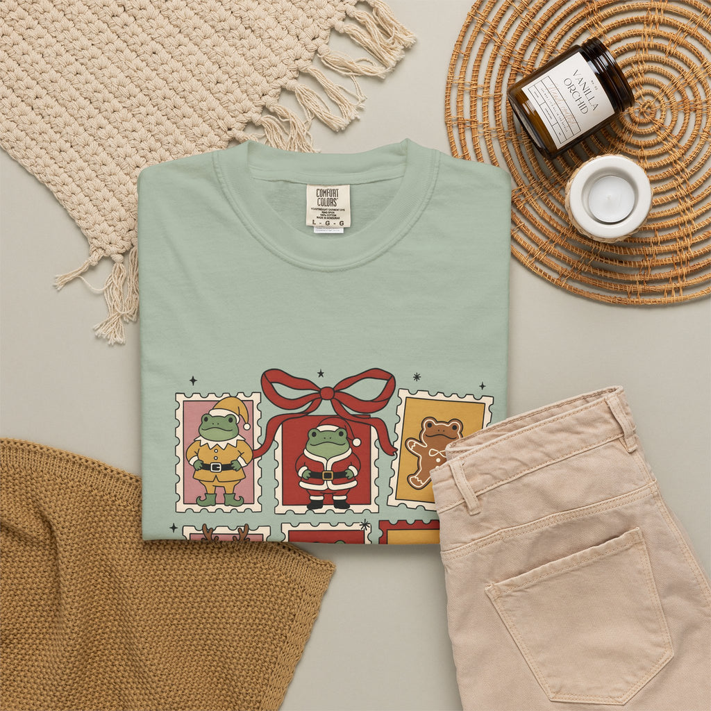 Frog Holiday Stamps T-Shirt Christmas Pets Gift Women Cute T-Shirt Toad T-Shirt Christmas Fan Kawaii T-Shirt Animal Graphic Vintage Festive Wreath