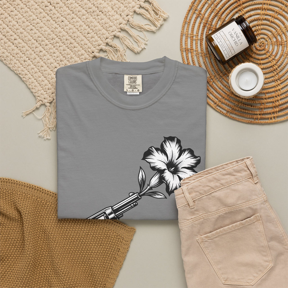Revolver Flower T-Shirt Cowgirl Western Gift Women Tattoo T-Shirt Gunflower T-Shirt Rodeo Fan Traditional T-Shirt Country Graphic Vintage Hibiscus
